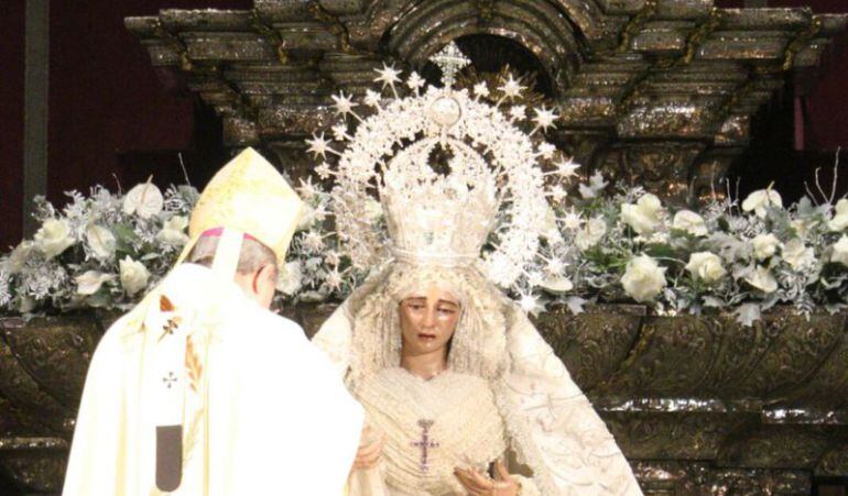 El Arzobispo de Sevilla ha coronado canónicamente a la Virgen de la Paz