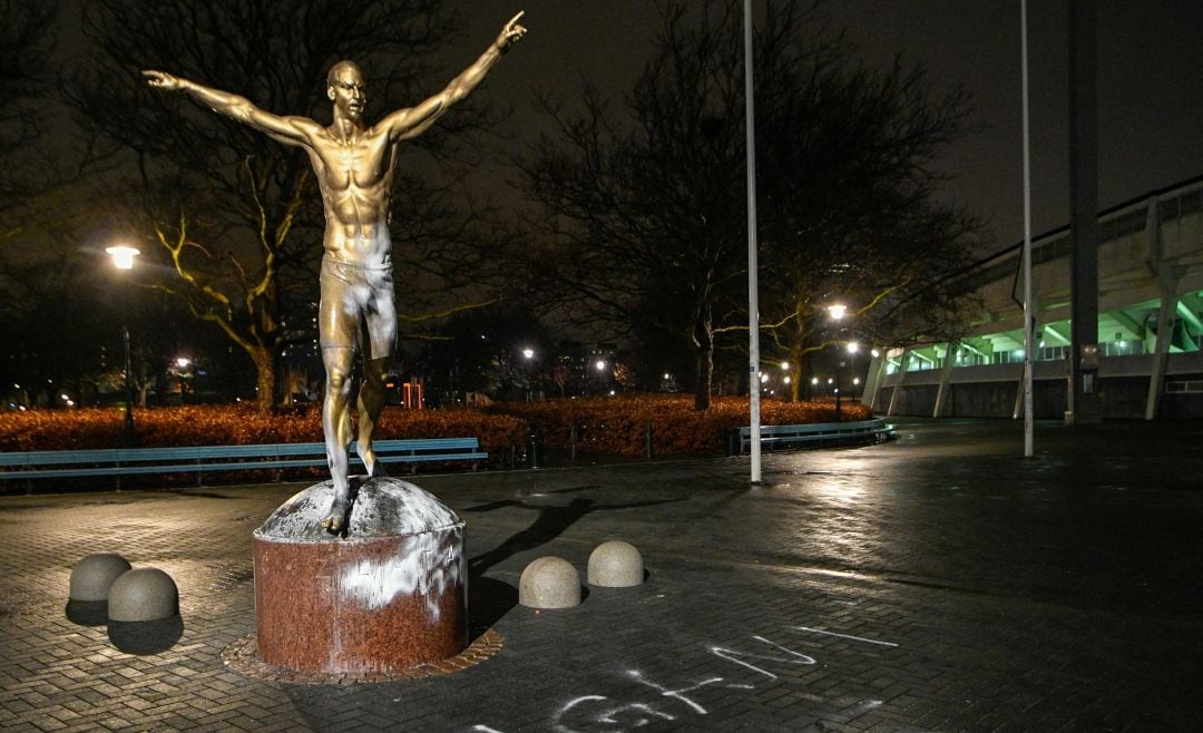 La estatua de Zlatan Ibrahimovic vandalizada en Malmoe