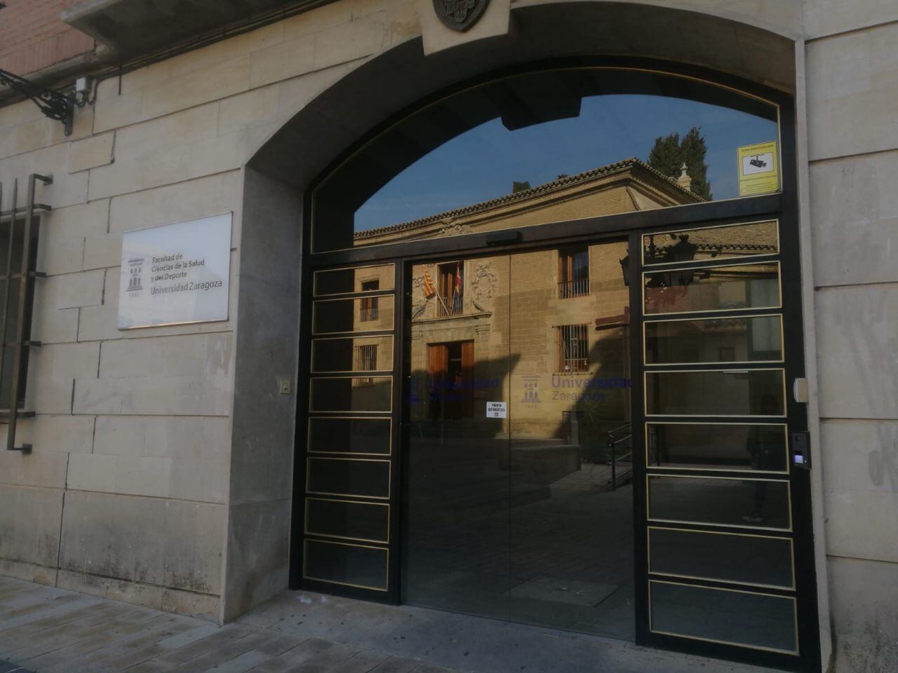 Facultad de Ciencias de la Salud y el Deporte de Huesca, frente a la antigua Universidad Sertoriana