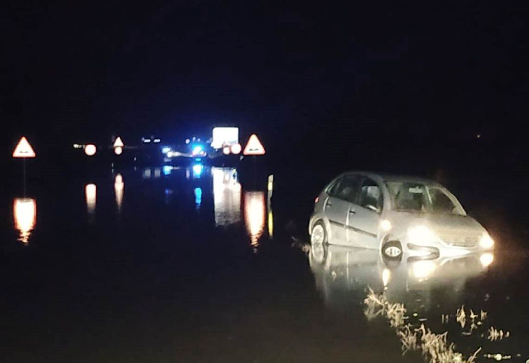 Denunciada en Castejón por circular en una carretera cortada y rescatada con hipotermia