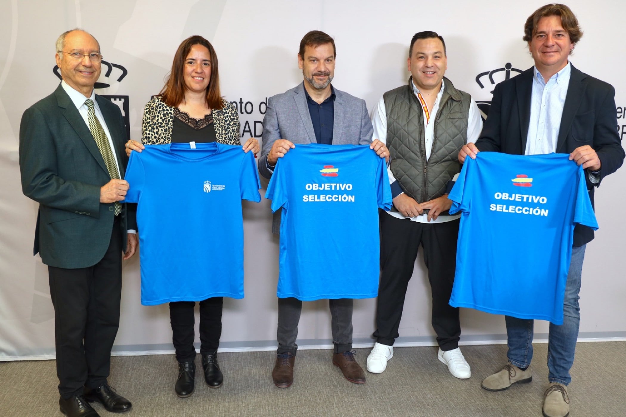 El alclade de Fuenlabrada, junto con concejales, presidente de la Federación Madrileña de Karate y el seleccionador nacional presentan el Encuentro Internacional de Karate.