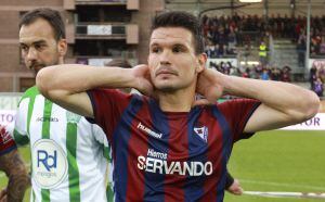 GRA224. SAN SEBASTIAN, 23/05/2015.- El jugador del Eibar, Errazti, tras el partido de la jornada 38 de la Liga BBVA de fútbol disputado hoy contra el Córdoba en Eibar. El Eibar consumó su descenso a la Liga Adelante a pesar de ganar este sábado por 3-0 al Córdoba. EFE/Juan Herrero.