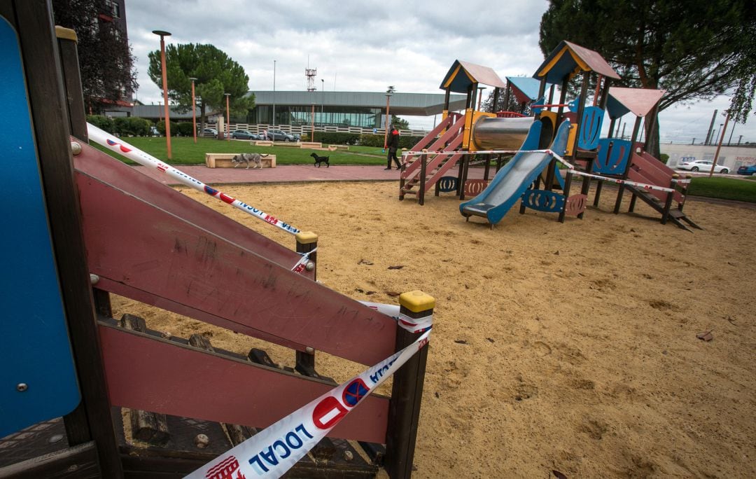 Parque infantil acordonado en Miranda de Ebro, Burgos.