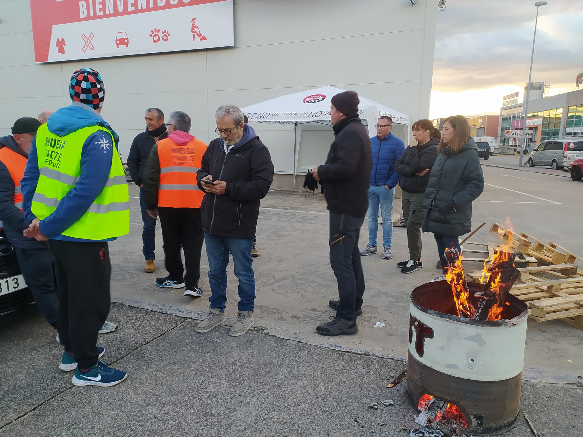 Campamento a las puertas de la sede de FCC