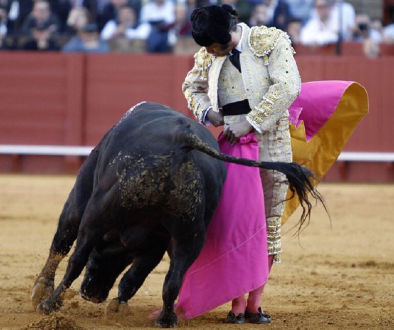 Morante de la Puebla en el remate del quite que se ha llevado el premio del equipo médico de la Maestranza