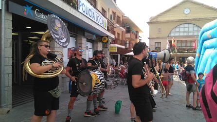 La charanga 'Los Fugitivos' tocando en la plaza