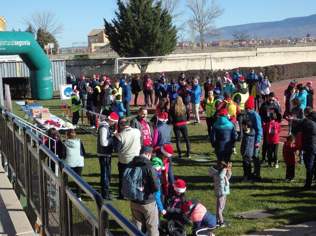 Doscientas personas participan en la I Marcha navideña del CAS