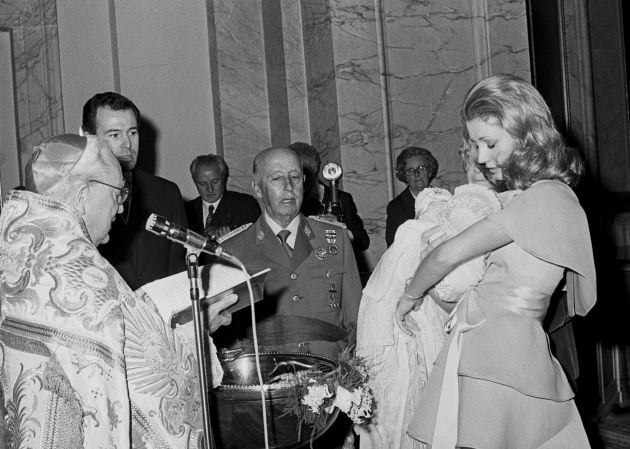 Carmen Martínez-Bordiú junto a su abuelo, el dictador Francisco Franco, en el bautizo de su hijo Luis Alfonso en 1974.