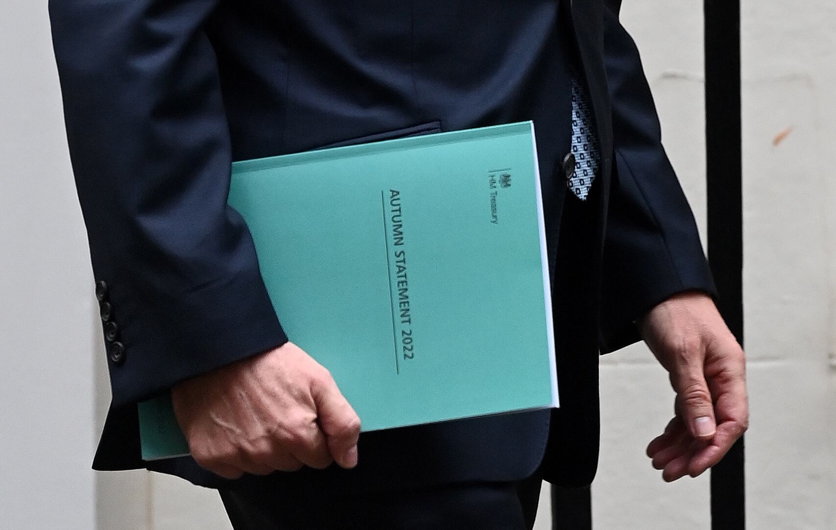 El Ministro de Hacienda británico Jeremy Hunt a su salida de Downing Street con su Declaración de otoño para el parlamento en Londres este jueves