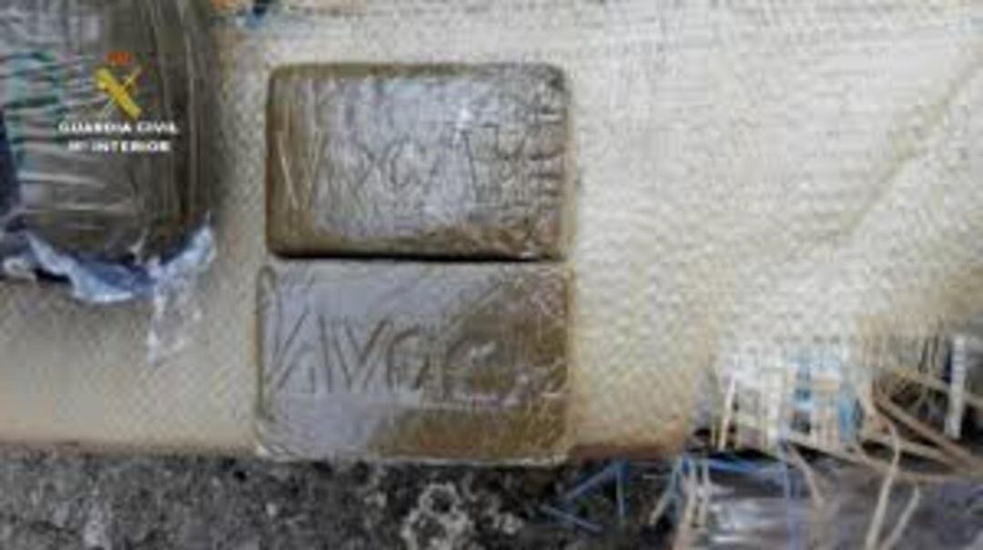 La droga, cuyo destino era Francia, arroja un peso final de 8.680 gramos y se encontraba dividida en pequeñas porciones, estando algunas de ellas envasadas “al vacío”.