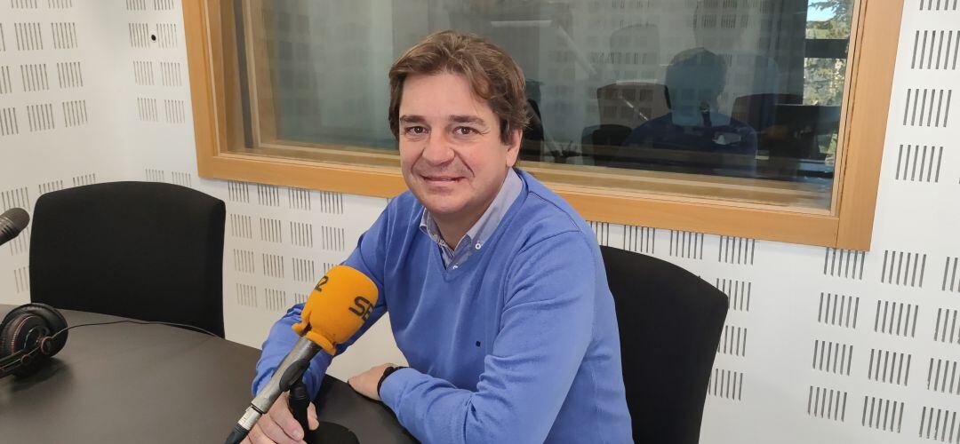 Javier Ayala en los estudios de SER Madrid Sur