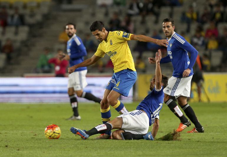 Vicente Gómez lucha el balón con Álvaro Cejudo.