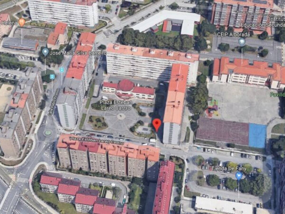 Los bomberos sofocan un fuego en un piso de la plaza Esteban Lareo