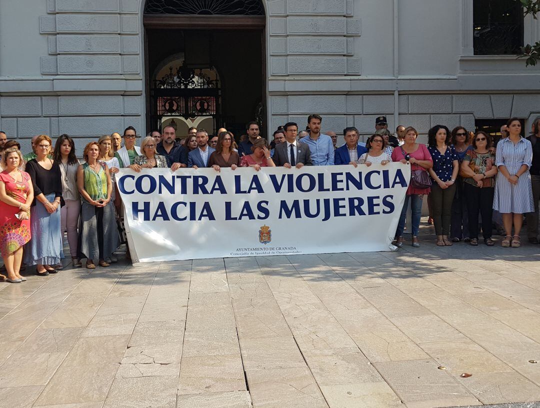 Concentración contra la violencia de género en Granada tras el crimen machista de Nuria en Maracena