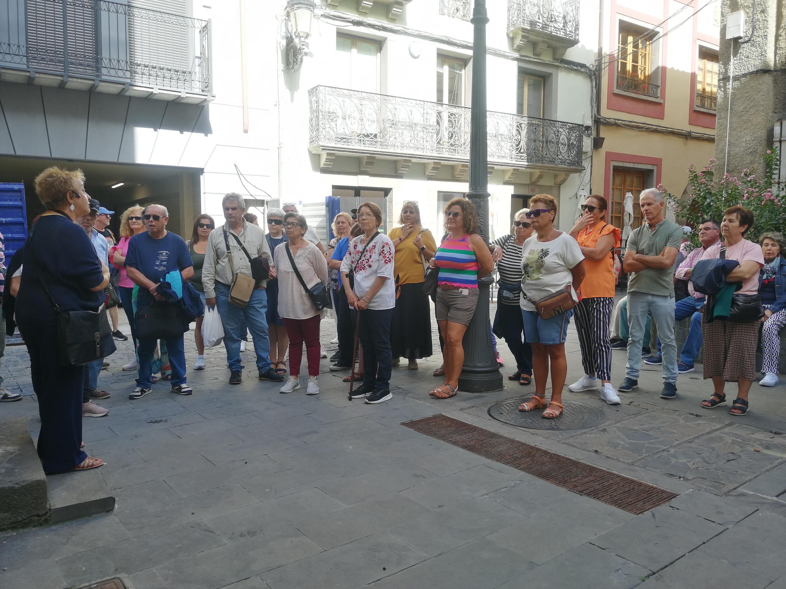 Turistas en una visita guiada por el centro de Jaca