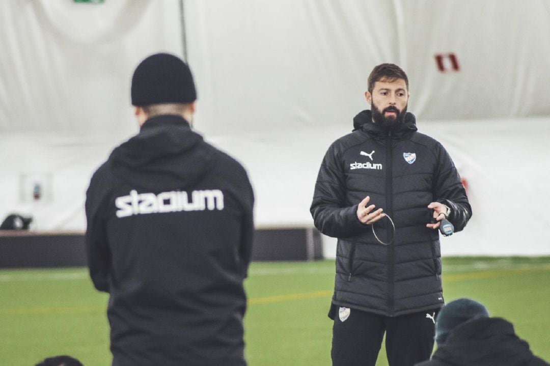 Joaquín Gómez, dirigiendo un entrenamiento