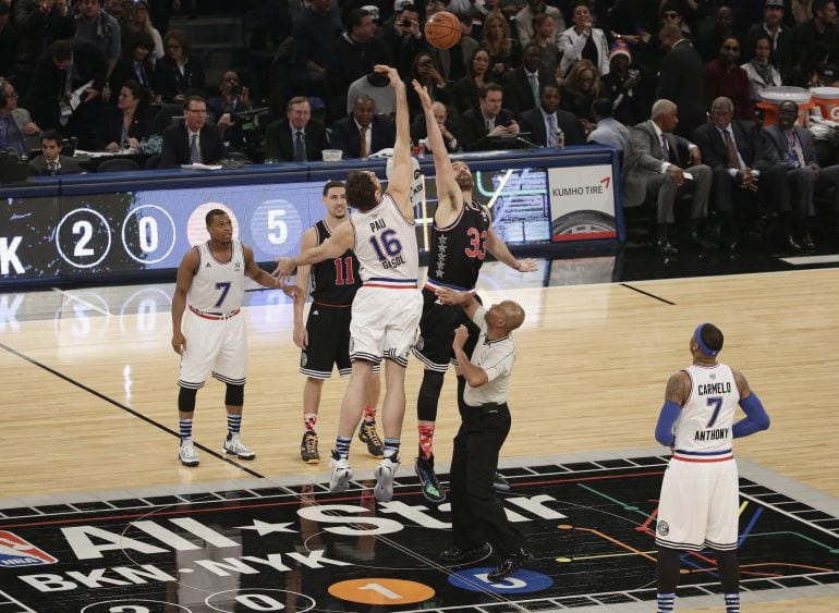 AGX03. Brooklyn (United States), 15/02/2015.- East Team&#039;s Pau Gasol of Spain, of the Chicago Bulls (3-L), and West Team&#039;s Marc Gasol of Spain, of the Memphis Grizzlies (4-L), jump ball at the start of the NBA All Star game at Madison Square Garden in New 