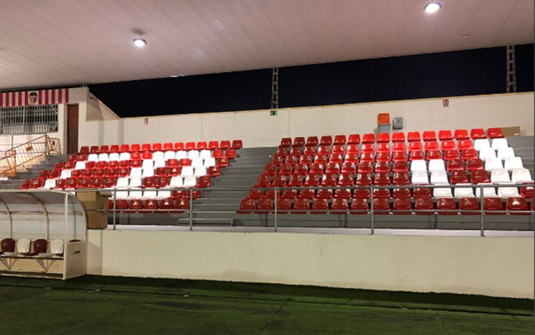Cubierta y grada del campo municipal de fútbol de Xàbia.