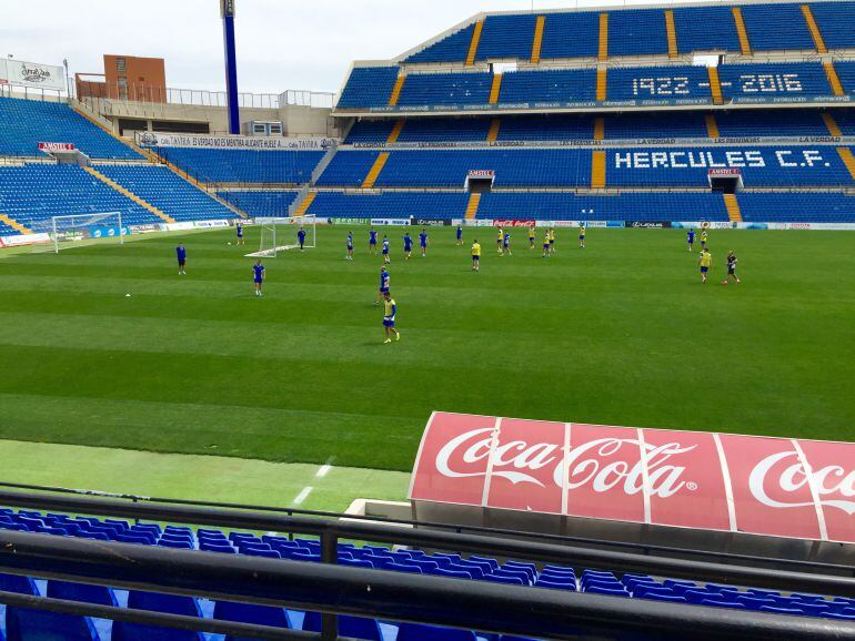 Los jugadores del Hércules entrenando en las instalaciones en el estadio José Rico Pérez