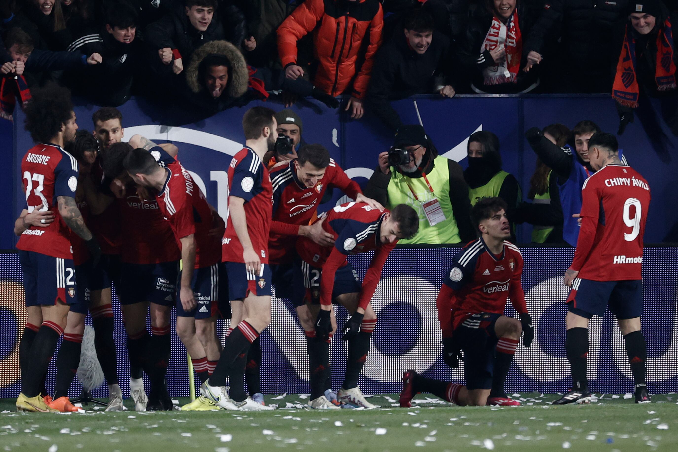 Abde celebra con sus compañeros de Osasuna el gol en el Sadar que de momento pone en ventaja la eliminatoria de las semifinales de la Copa del Rey ante ante el Athletic