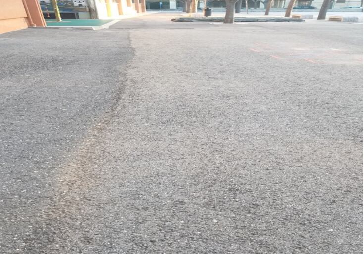 Suelo de asfalto del patio del CEIP Azorín de Alicante