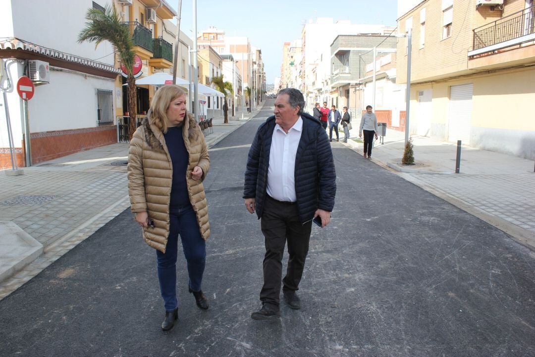 La alcaldesa de Motril, Flor Almón, junto con el teniente alcalde de Urbanismo, antonio Escámez, visitan las obras de la calle Ancha