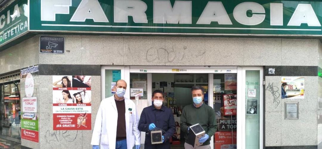 Miguel Ángel Martín Perdiguero tras la desinfección de una farmacia