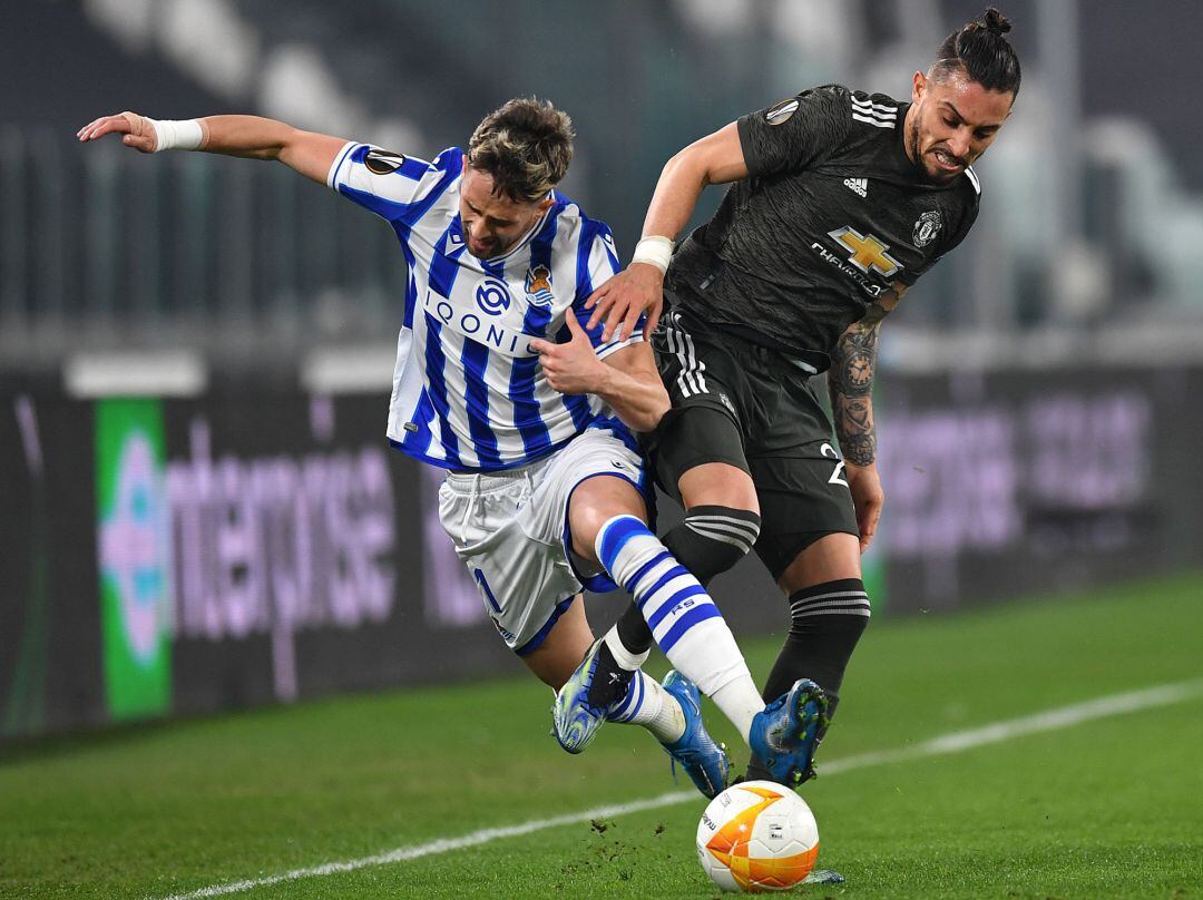 Alex Télles supera a Adnan Januzaj en Turín