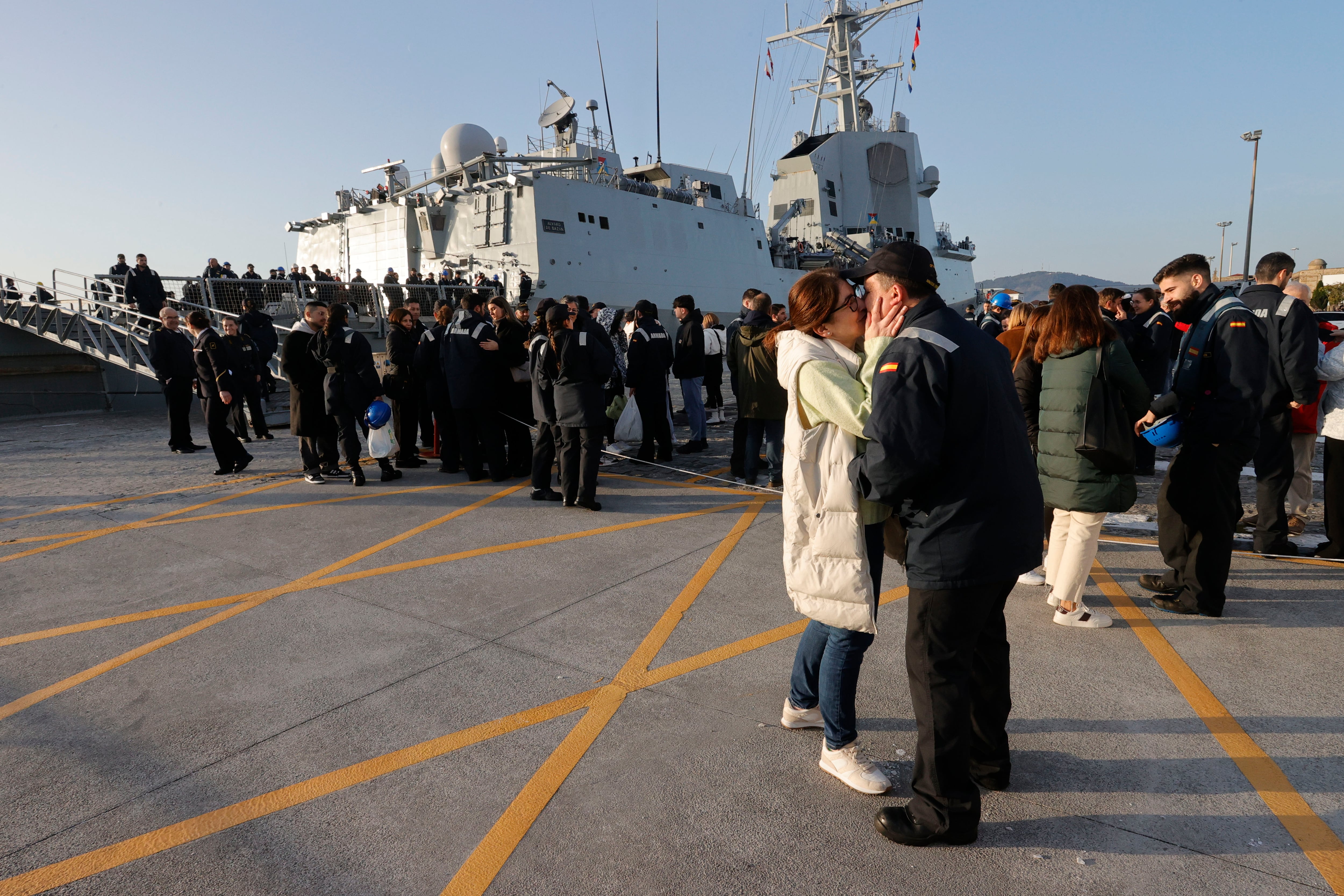 La fragata &quot;Álvaro de Bazán&quot;, en una salida al mar desde su base de Ferrol en febrero de 2023 (foto: Kiko Delgado / EFE)