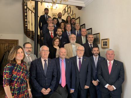 Miembros de la Cámara de Comercio posan para la fotografía tradicional