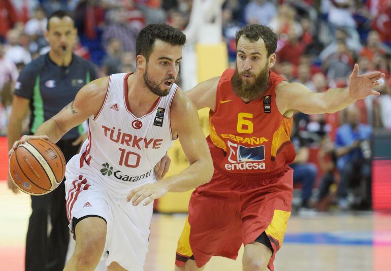 LUS218. Berlin (Germany), 06/09/2015.- Spains Sergio Rodriguez (r) and Melih Mahmutoglul of Turkey during the FIBA EuroBasket 2015 Group B match between Turkey and Spain, in Berlin, Germany, 06 September 2015. (España, Baloncesto, Alemania, Turquía) EFE/E