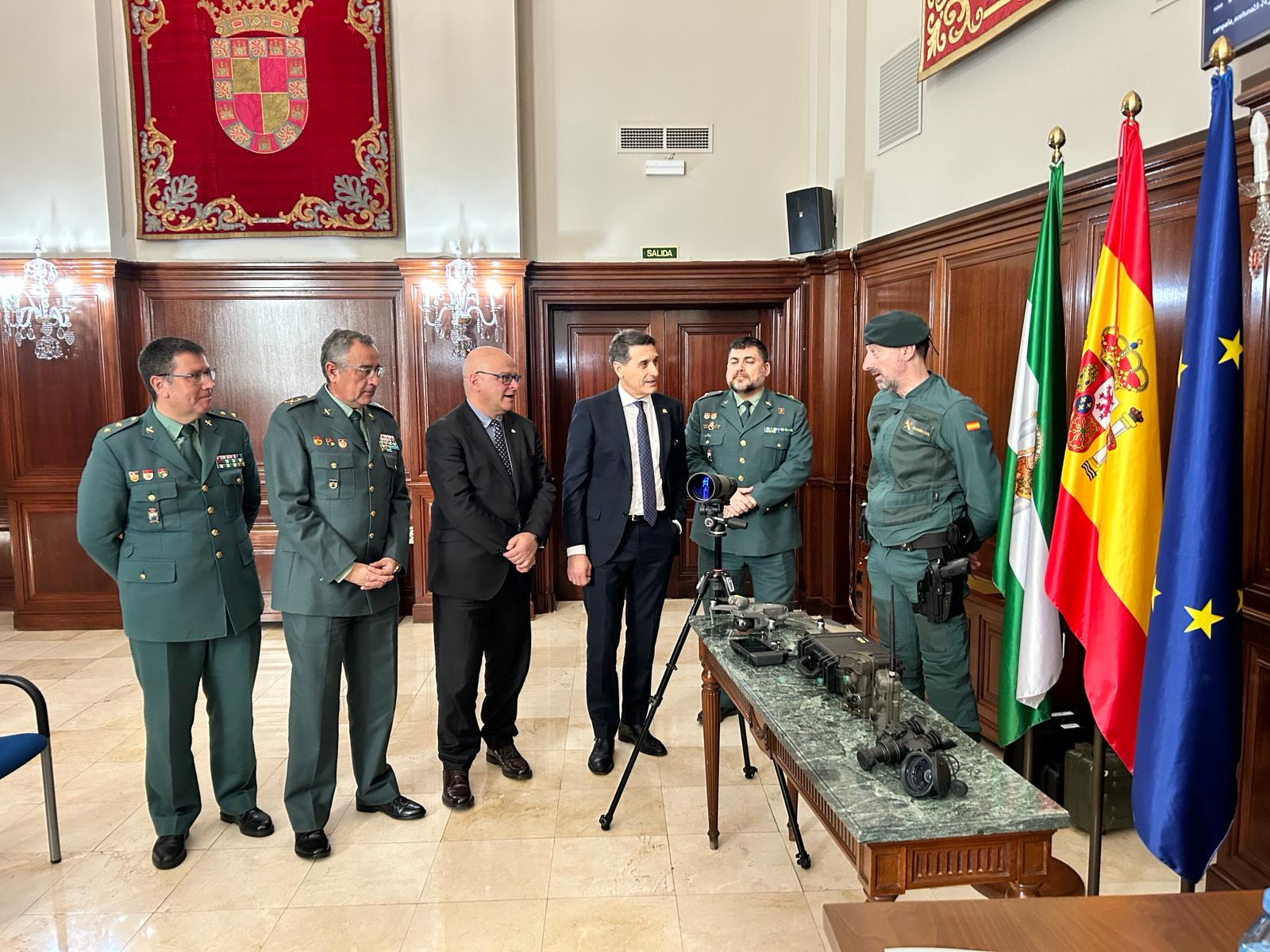 El subdelegado y el delegado del gobierno en Andalucía, Manuel Fernández y Pedro Fernández (tercero y cuarto por la izqda respectivamente), junto a varios miembros de la Guardia Civil.