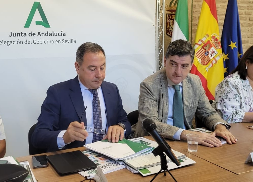 El delegado provincial en Sevilla de la Junta de Andalucía, Ricardo Sánchez, a la izquierda, junto al presidente de la Hermandad Matriz de Almonte, Santiago Padilla, durante la presentación del Plan Romero 2023