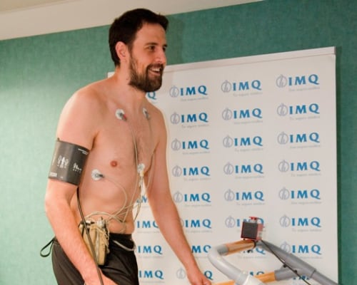 Germán Gabriel pasando el reconocimiento médico con el Bilbao Basket