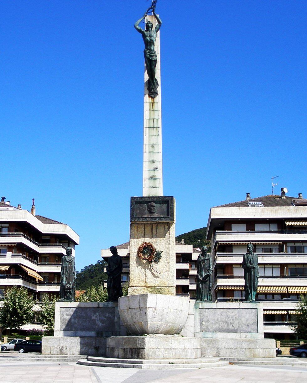 Monumento a Carrero Blanco en Santoña. Está ubicado en pleno paseo marítimo. Es obra de Juan de Ávalos y data de 1.976. Rinde homenaje al expresidente del Gobierno Español Luis Carrero Blanco, nacido en Santoña. Tiene 40 metros de altura. Representa un gr