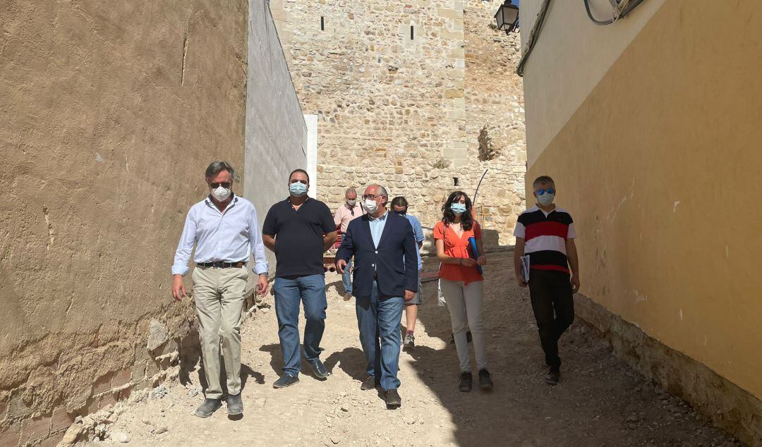 El alcalde de Martos, Víctor Torres, y el delegado de Fomento, Jesús Estrella (segundo y tercero por la izquierda), durante su visita al entorno del castillo de Martos. 