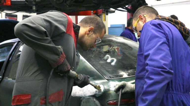 Dos jóvenes en un centro de FP de Valladolid