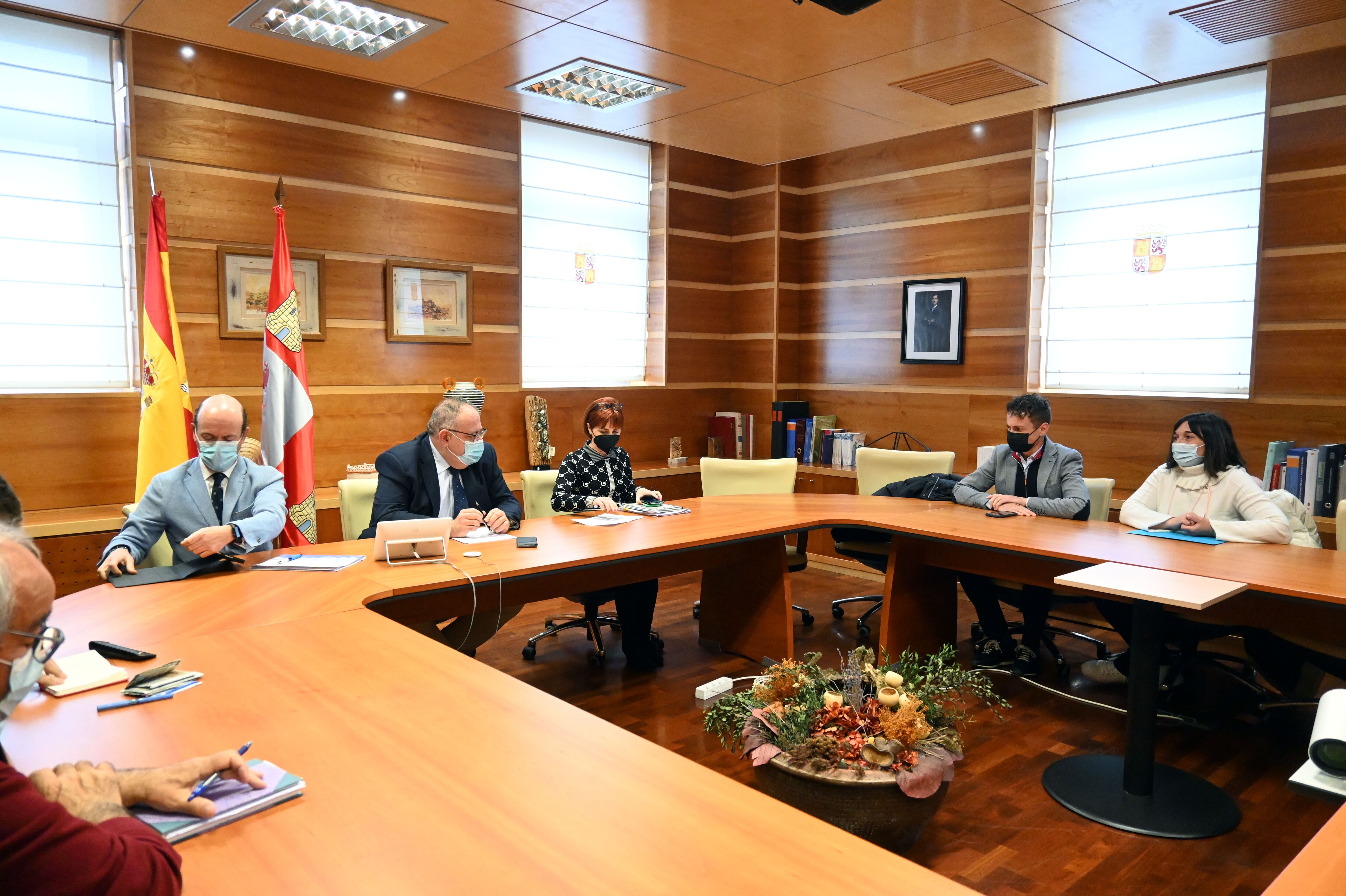 El consejero de Sanidad en funciones, Alejandro Vázquez preside la reunión con los representantes de Villablino