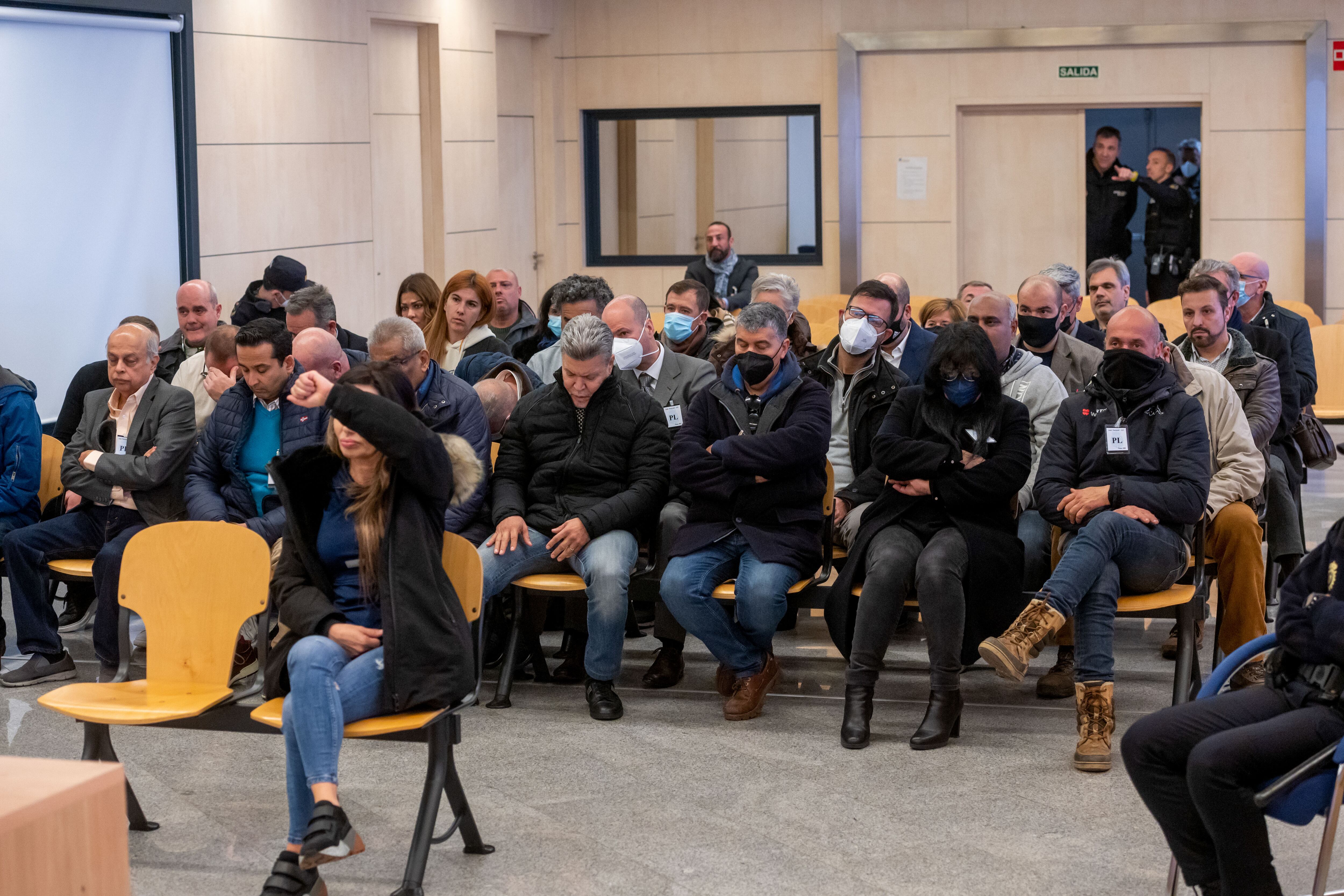 Momentos previos a la declaración Ana María Cameno (en primer plano), conocida como &#039;La reina de la coca&#039;, ante la Audiencia Nacional, junto al resto de los acusados (de fondo)