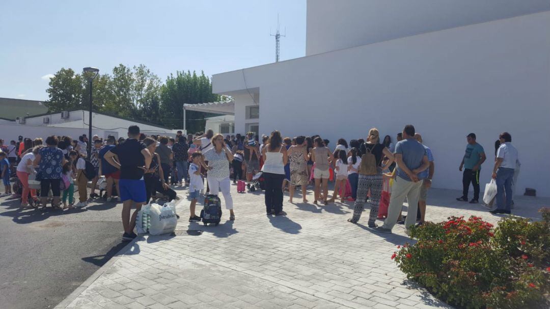 Protestas en el colegio de Torreblascopedro