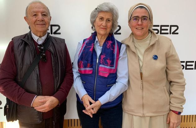 La misionera Victoria Eugenia Braquehais acompañada de miembros de Manos Unidas Murcia como su presidenta, Teresa Romero, en los estudios de Radio Murcia