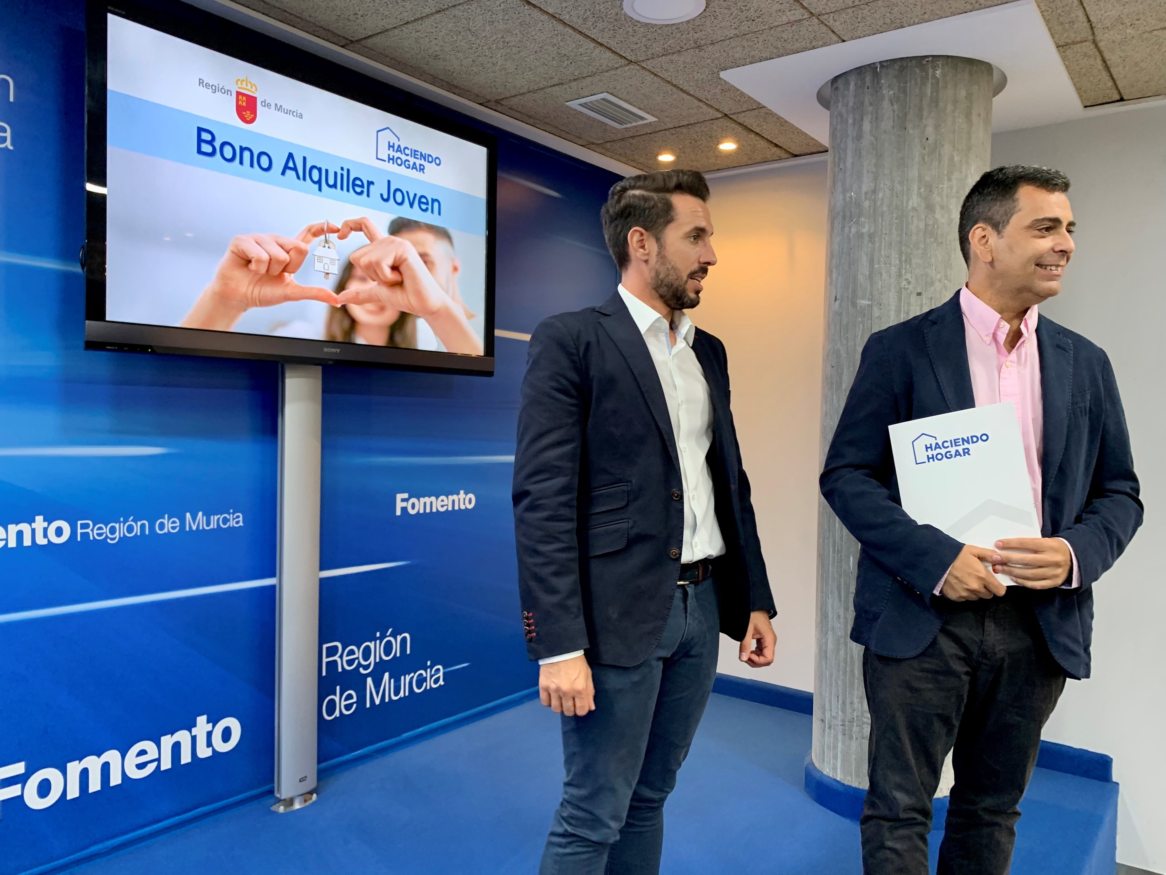 El consejero de Fomento e Infraestructuras, José Ramón Díez de Revenga, y el director de Vivienda, José Francisco Lajara, tras la presentación de la convocatoria del Bono Joven de Alquiler.