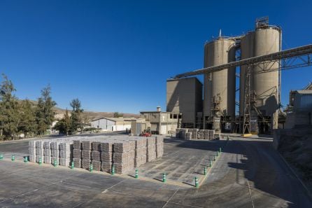 Silos y sacos de cemento.