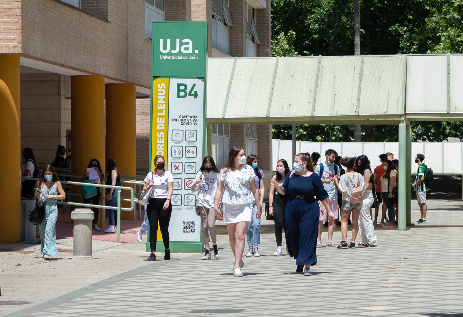 Alumnas y alumnos de la Universidad de Jaén caminan en el Campus de las Lagunillas