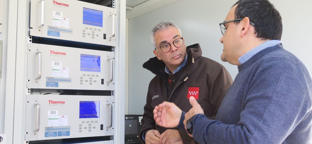 El consejero de Medio Ambiente, Carlos Izquierdo, durante la visita a la estación de Cotos