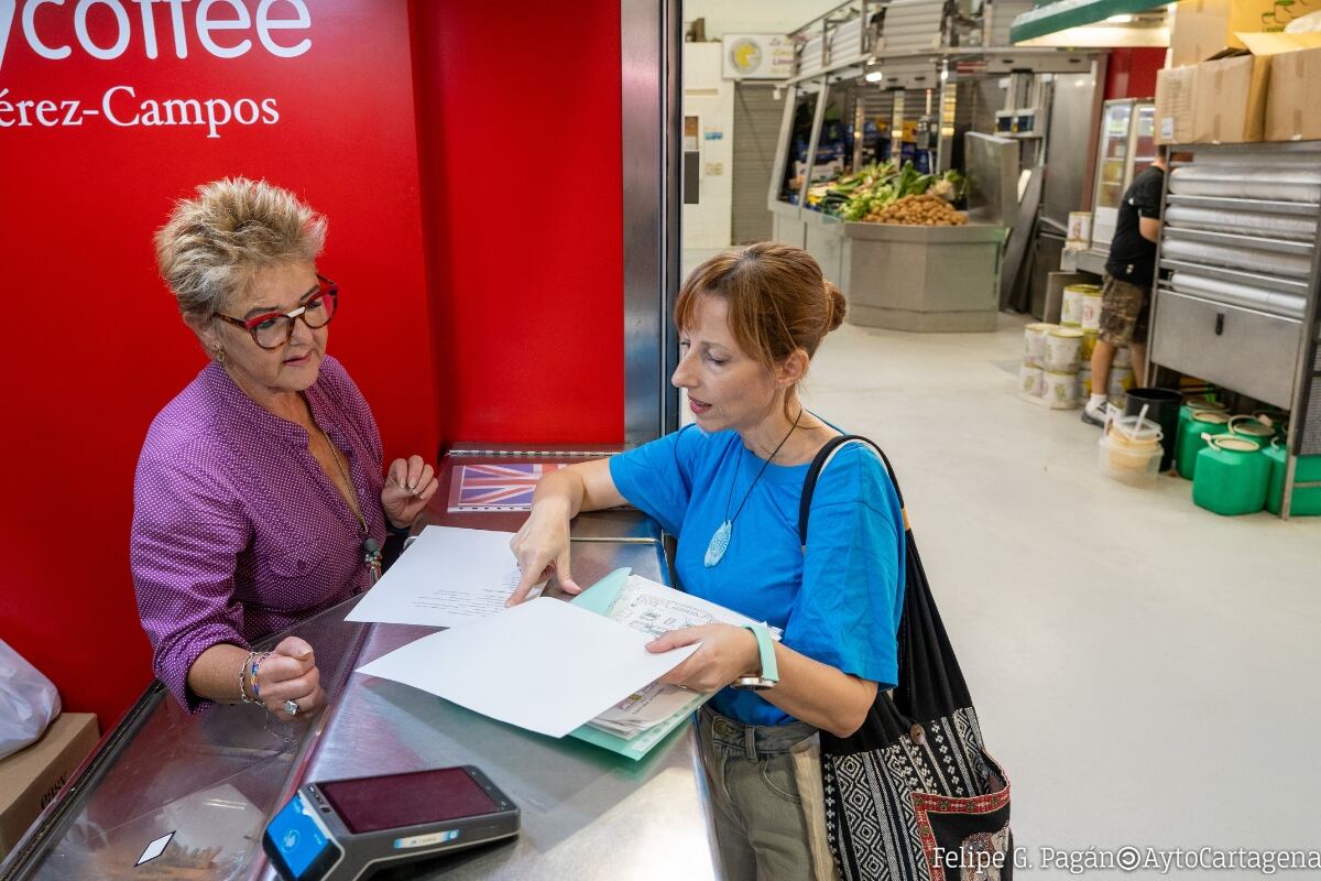 El Ayuntamiento da clases de inglés y venta online a los comerciantes del mercado de Santa Florentina