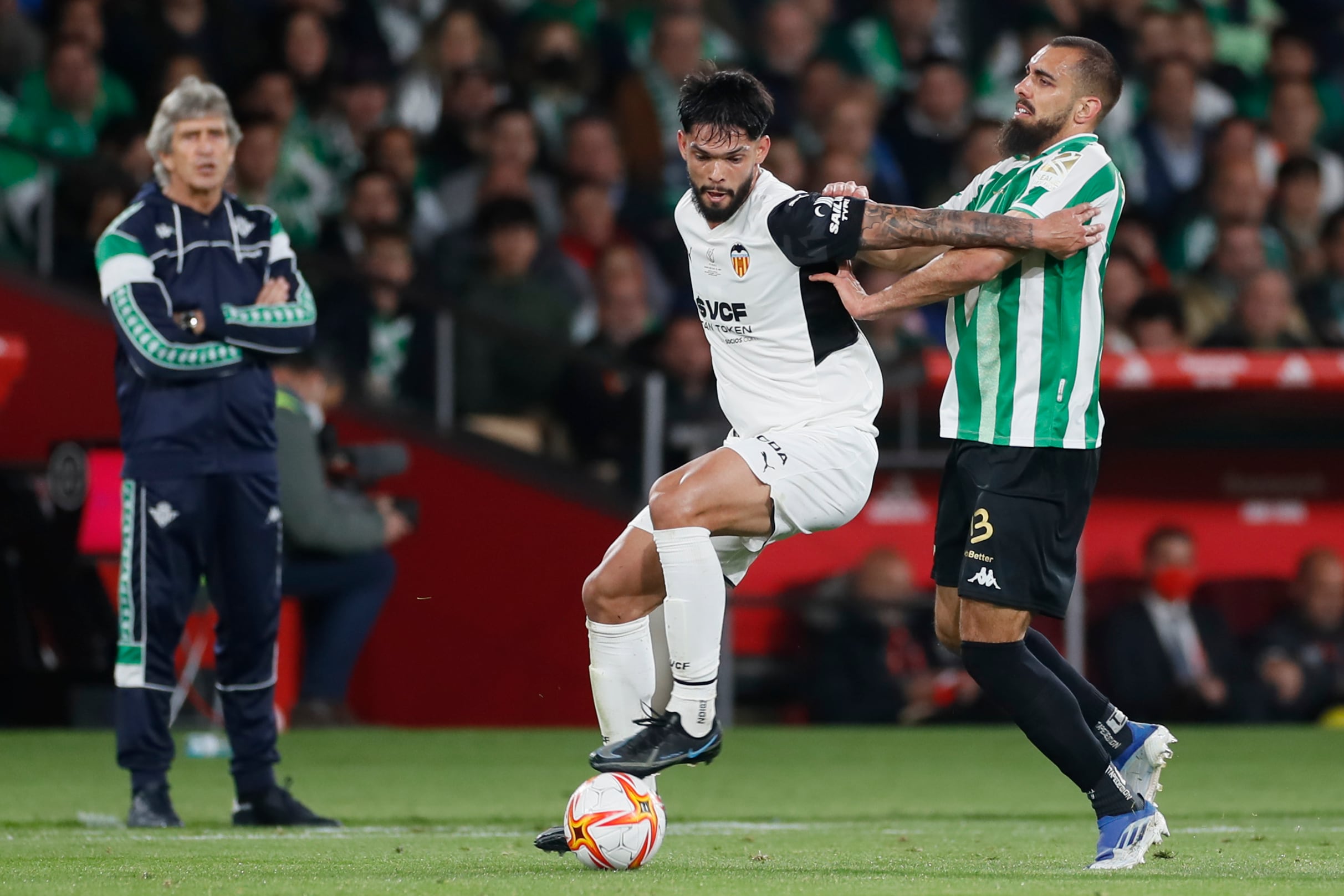 El defensa paraguayo del Valencia C.F. Omar Alderete y el delantero del Real Betis Borja Iglesias, durante el partido de la final de la Copa del Rey. EFE/José Manuel Vidal