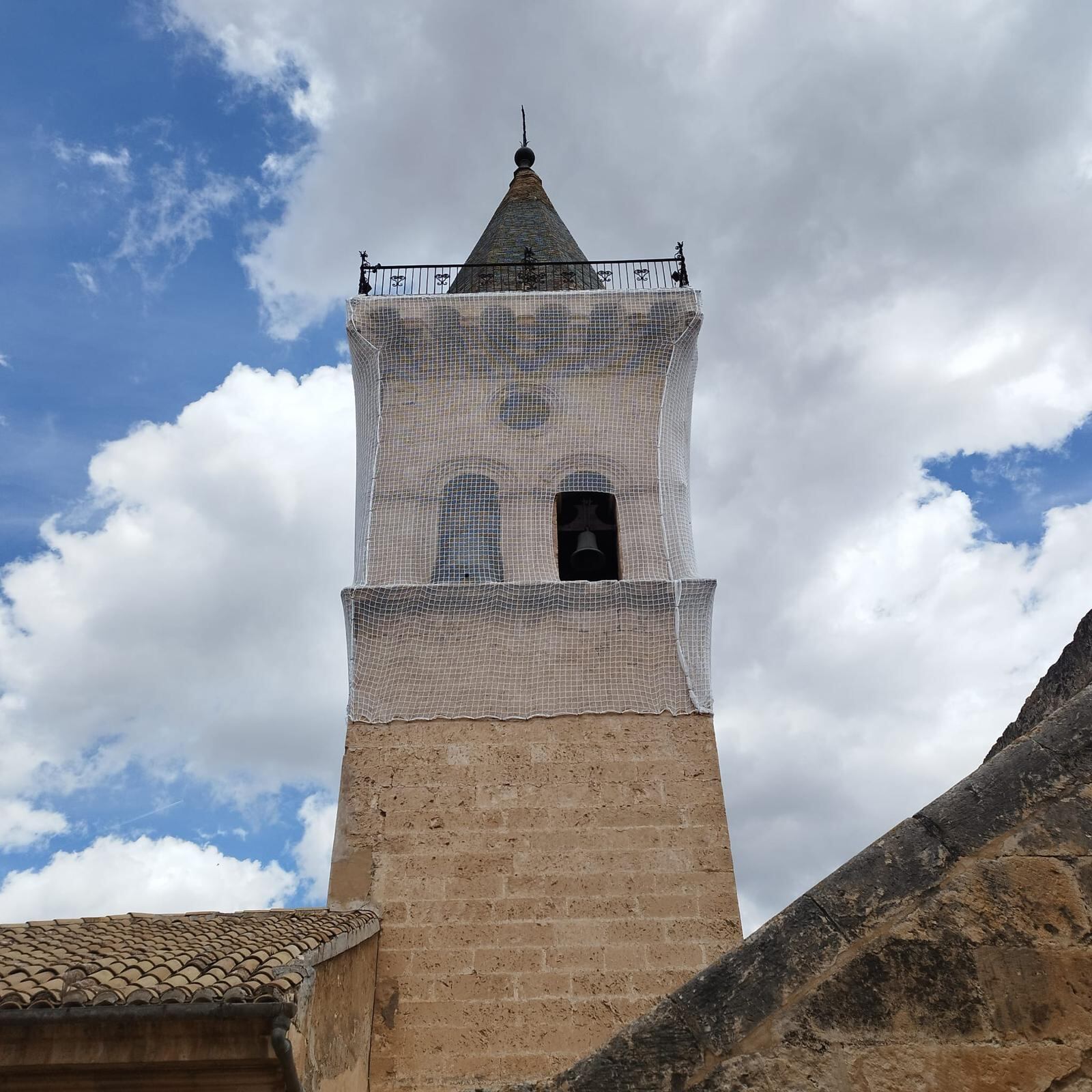 La torre, con la malla protectora