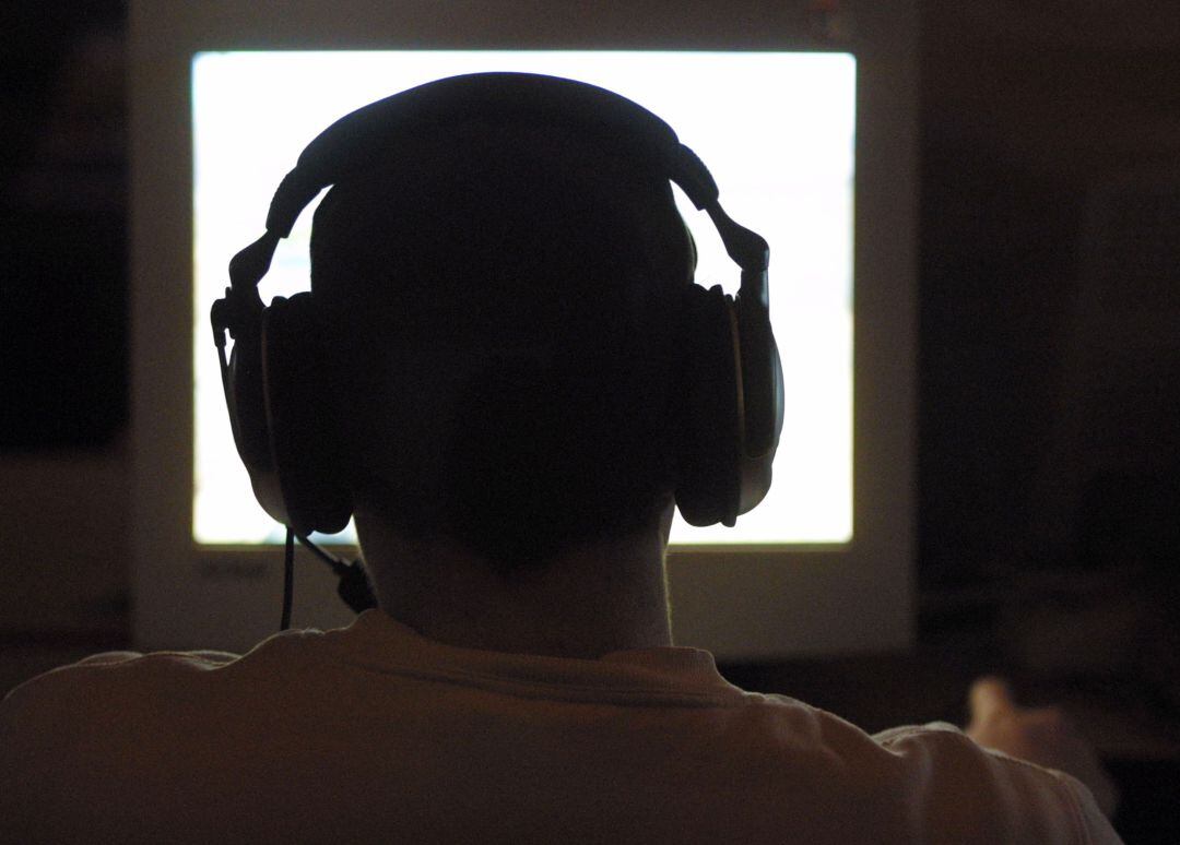 Foto de archivo de una persona frente a un ordenador.