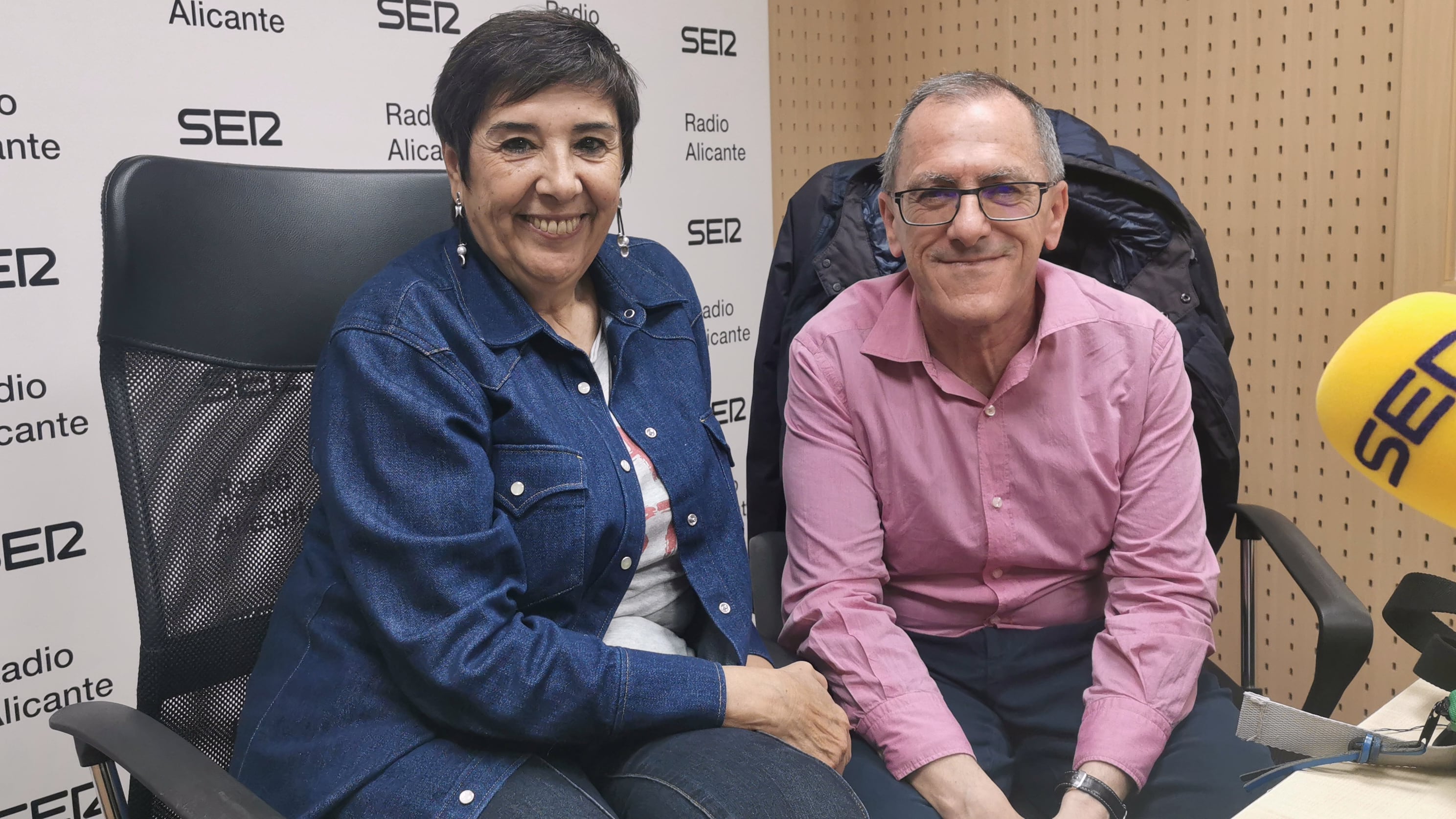 La periodista Nieves Concostrina y el catedrático Juan Antonio Ríos Carratalá, en el estudio de Hoy por Hoy Alicante